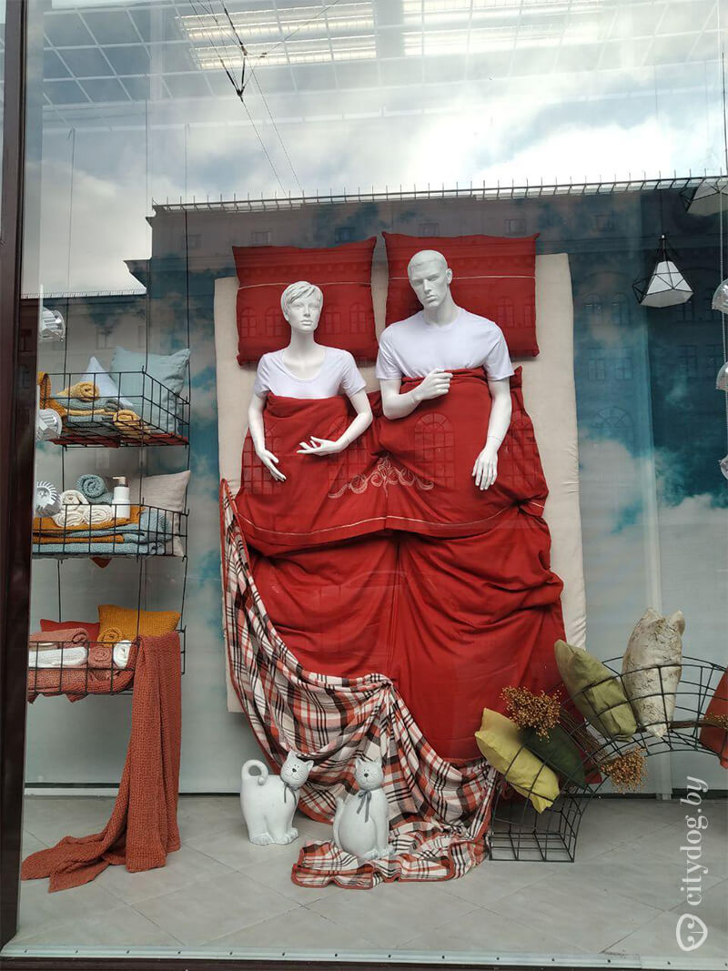 С витрины ГУМа убрали сцену, где мужчина и женщина лежат в